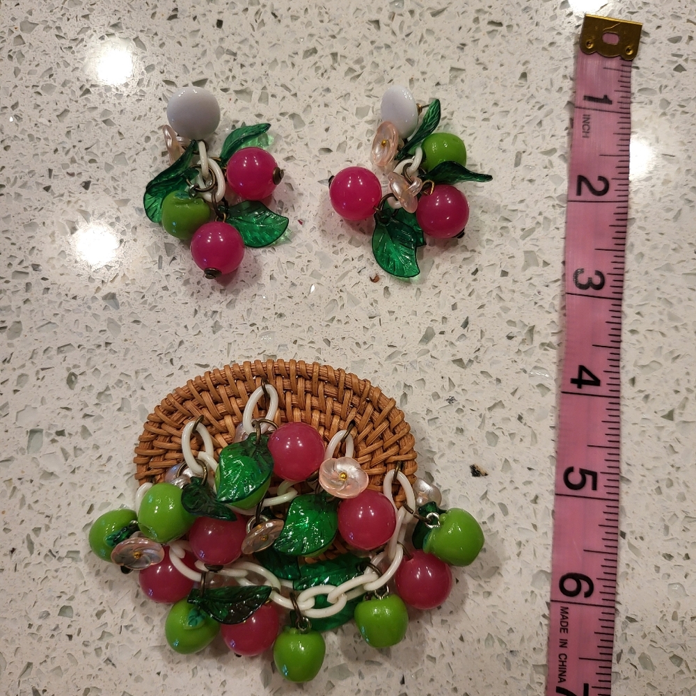 FINAL $ Vintage 🍒 Cherries & Green Apples 🍏 on Rattan Disc Brooch and Earrings